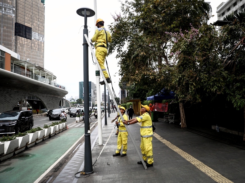 Pemasangan 24 Titik Lampu PJU Baru di Kawasan Pasar Induk